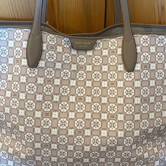 NWT ♠️KATE SPADE FLOWER LARGE TOTE BAG♠️ - Picture 2 of 6